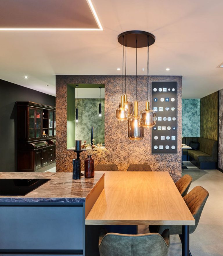 Keuken met eettafel showroom Nieuwendijk | Plameco Plafonds