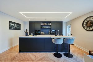 Keuken zwart eiland led | Plameco Plafonds