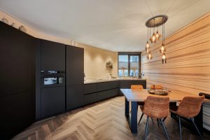 Keuken zwart hoeken hanglamp | Plameco Plafonds