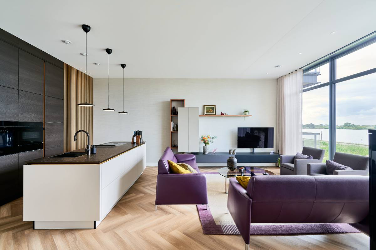 Opgeleverde woonkamer met spanplafond