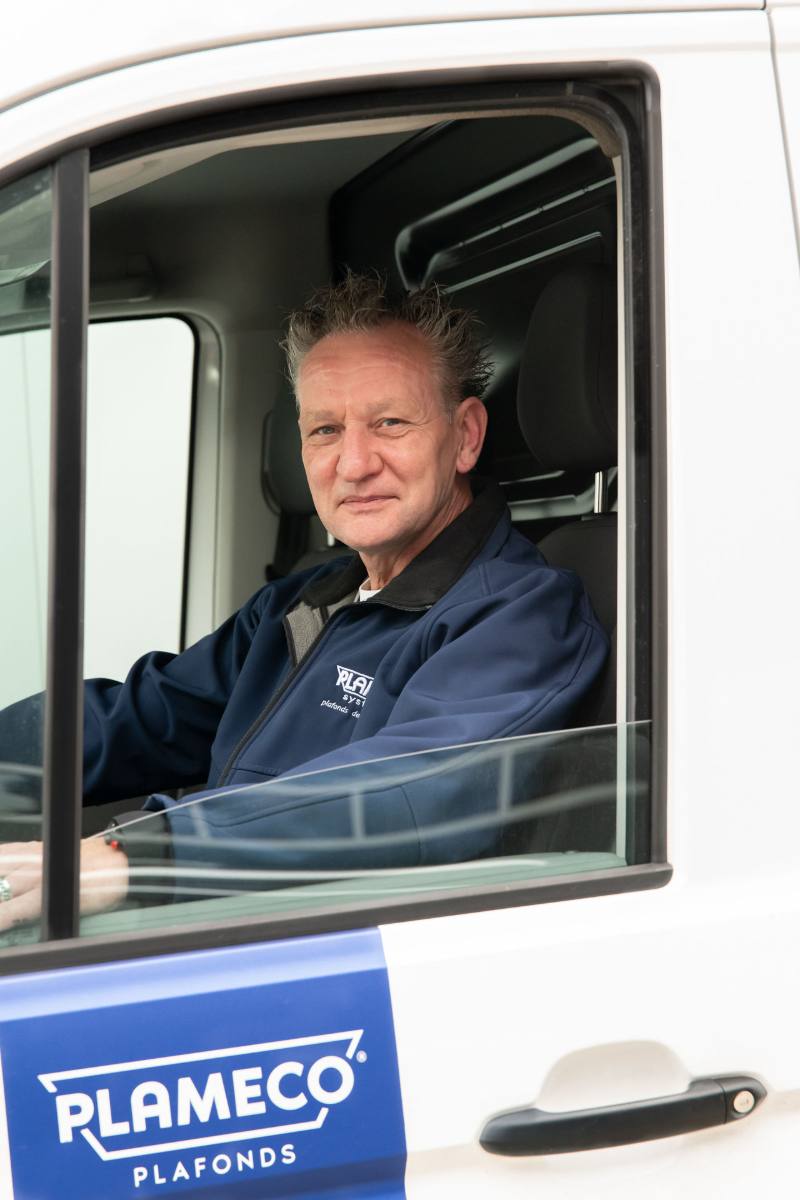 Monteur bij de bus