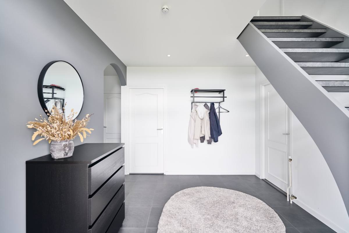 Hal met wit spanplafond en inbouwspots