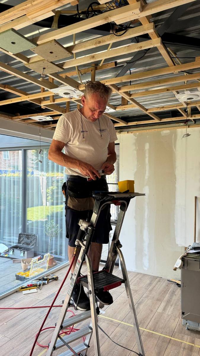 Monteur werkt aan de plafondconstructie