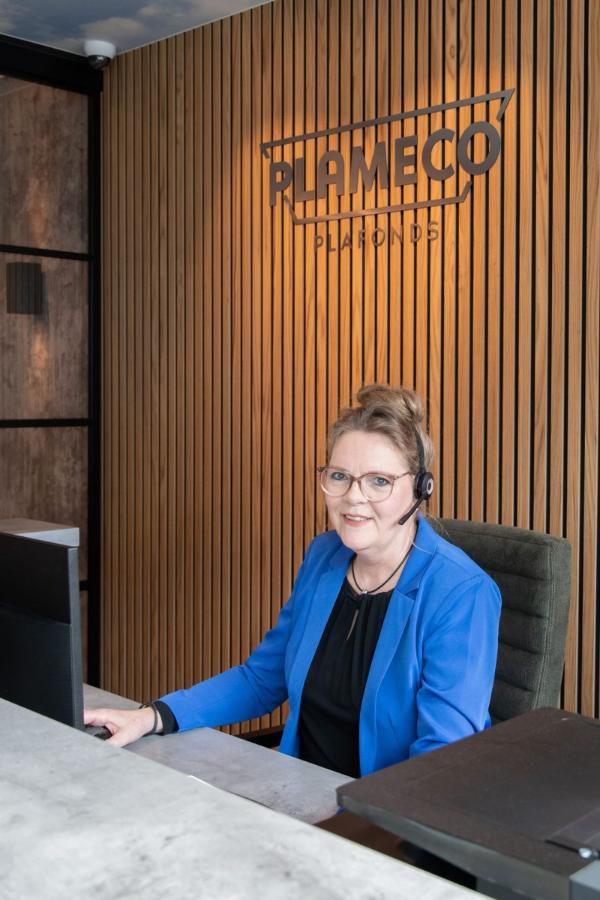 Katy Vermeulen, Gastvrouw bij Plameco Plafonds